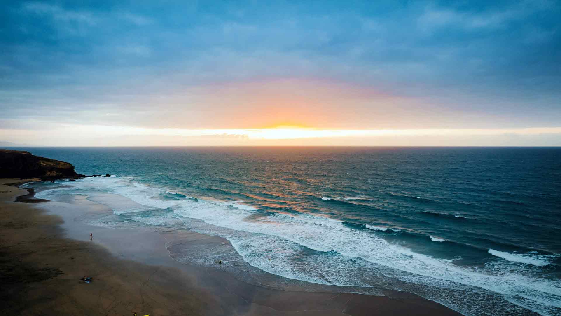 富埃特文图拉海滩日落，夏季西班牙