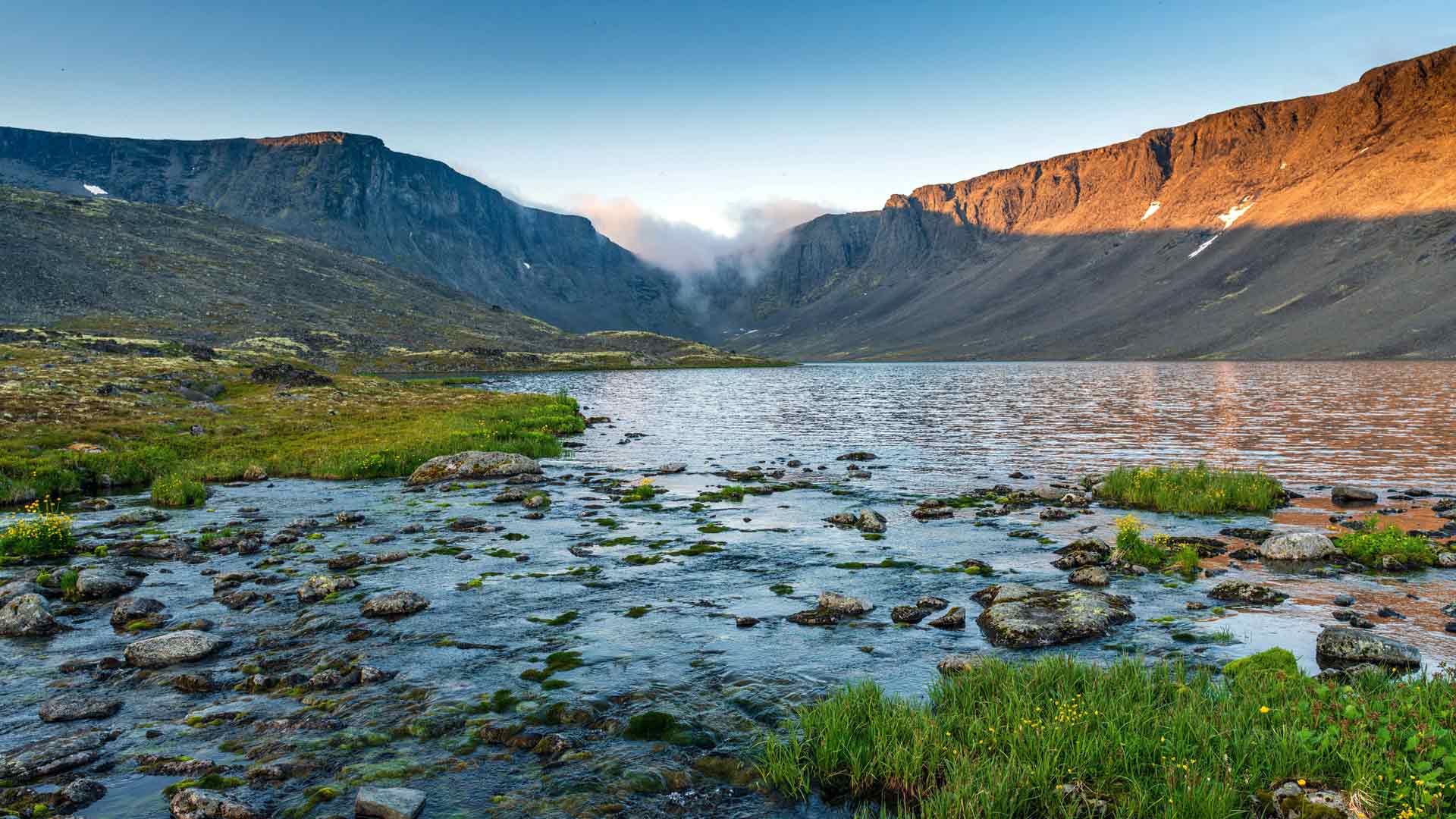 河流环绕的落基山脉日出谷