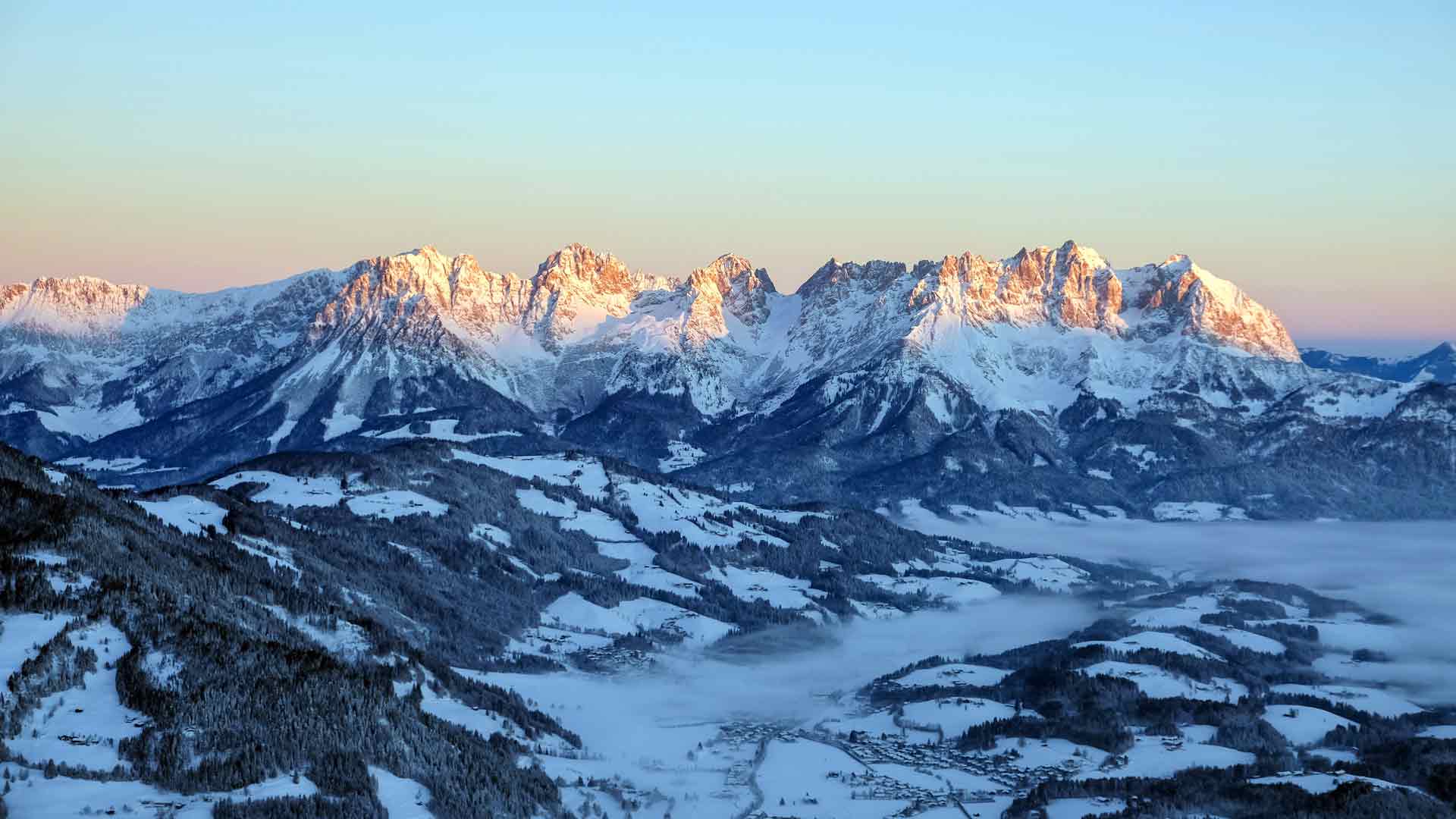 冬季白雪皑皑的山丘，基茨比厄尔，奥地利
