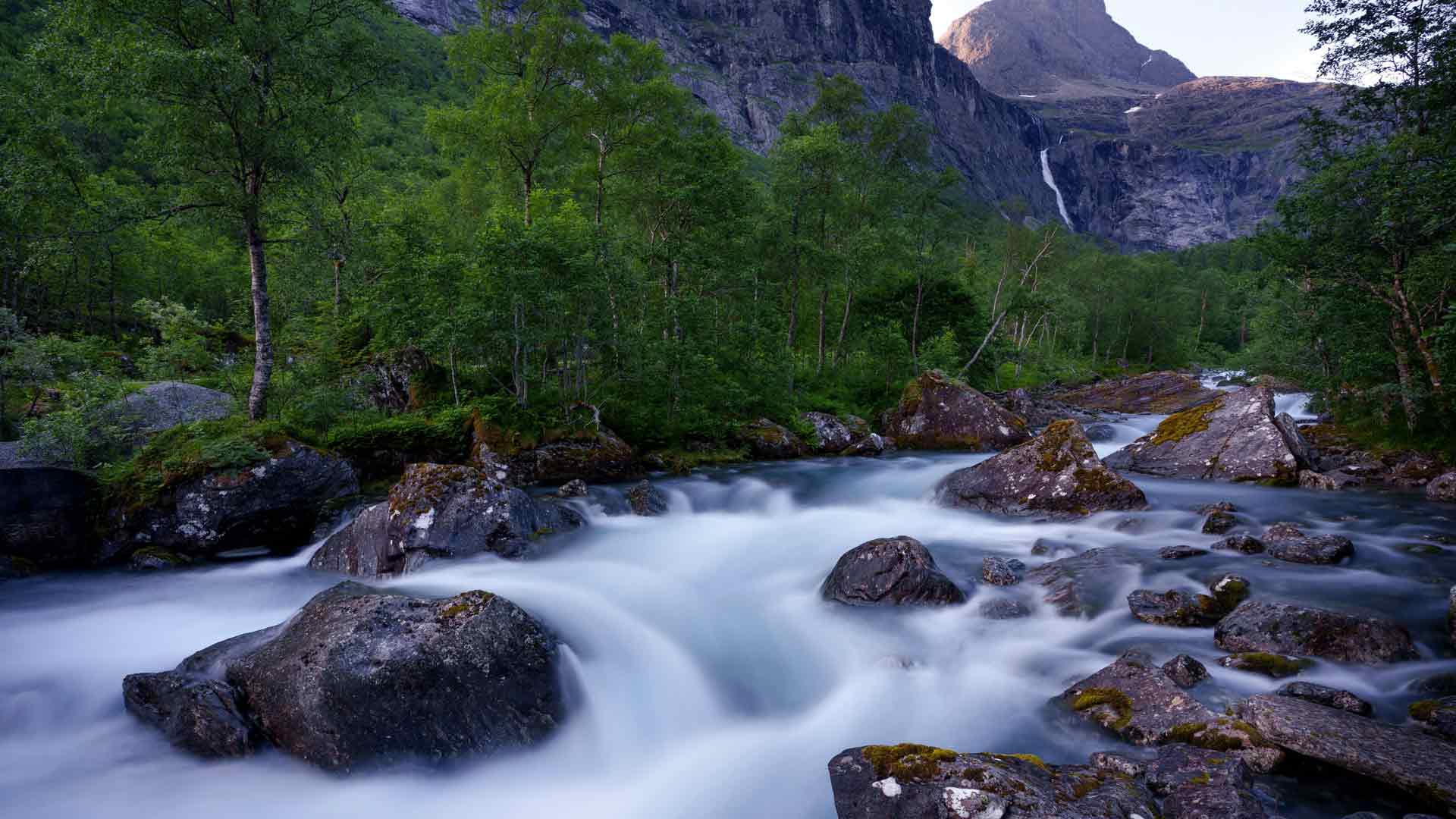 挪威山谷河流山林景观