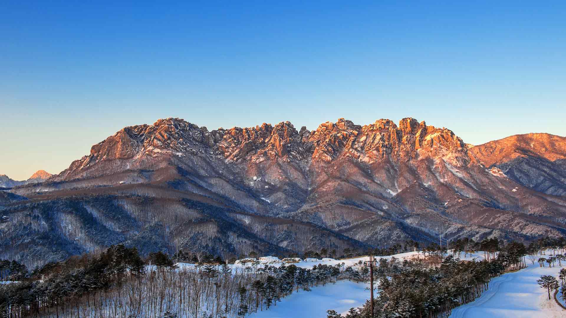 岩石雪岳山雪山丛林冬季