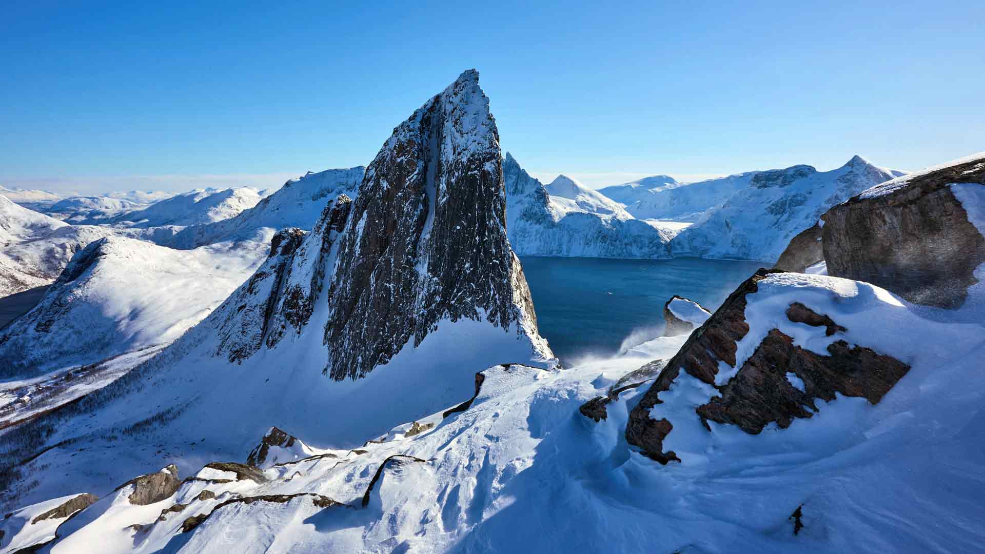 挪威菲约德加德塞格拉峰的冬季雪山
