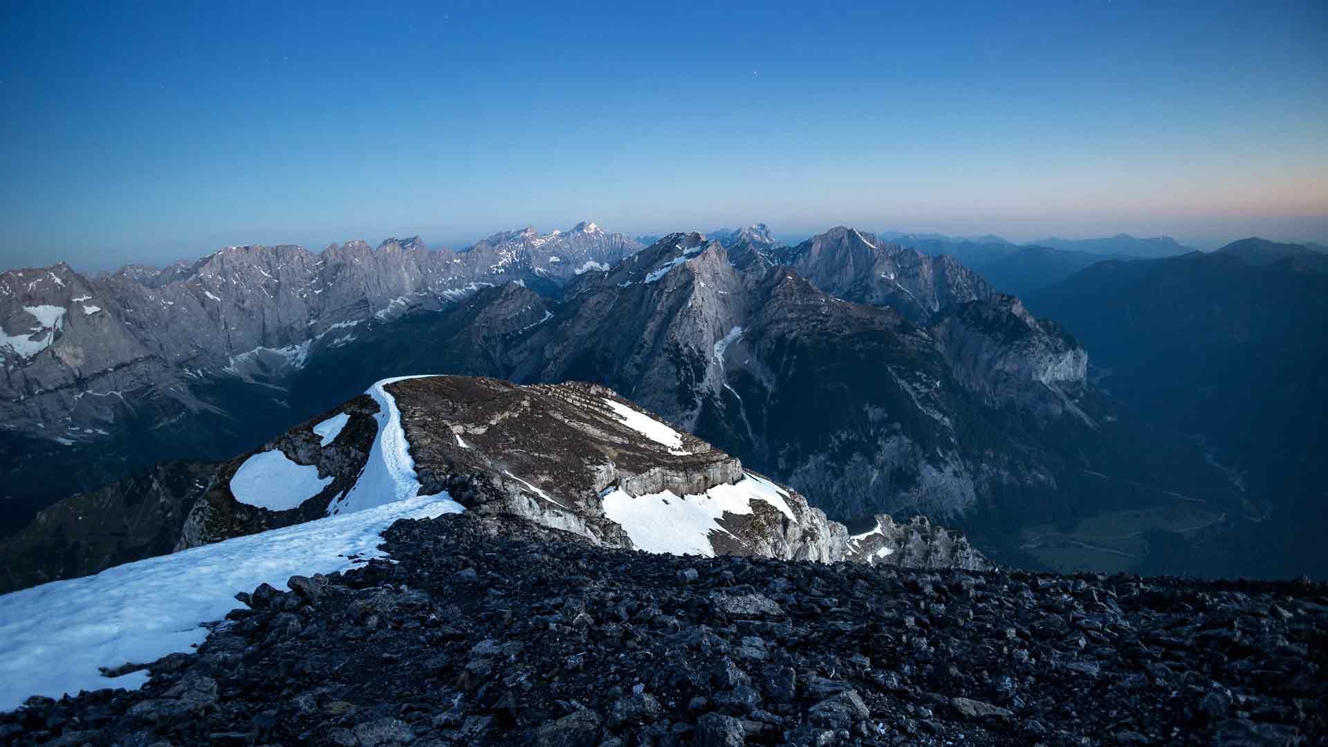 峰顶雪山夏季阳光明媚的英格兰阿尔姆奥地利