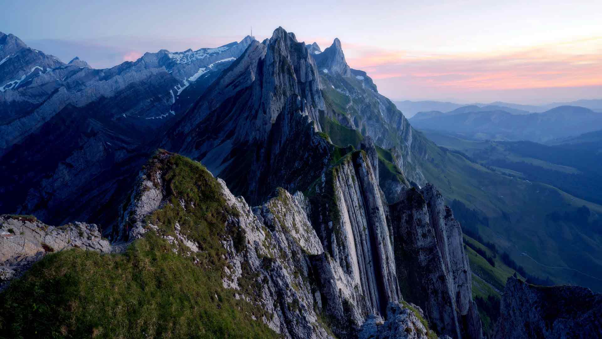 瑞士崎岖的山峰，青翠的山脊