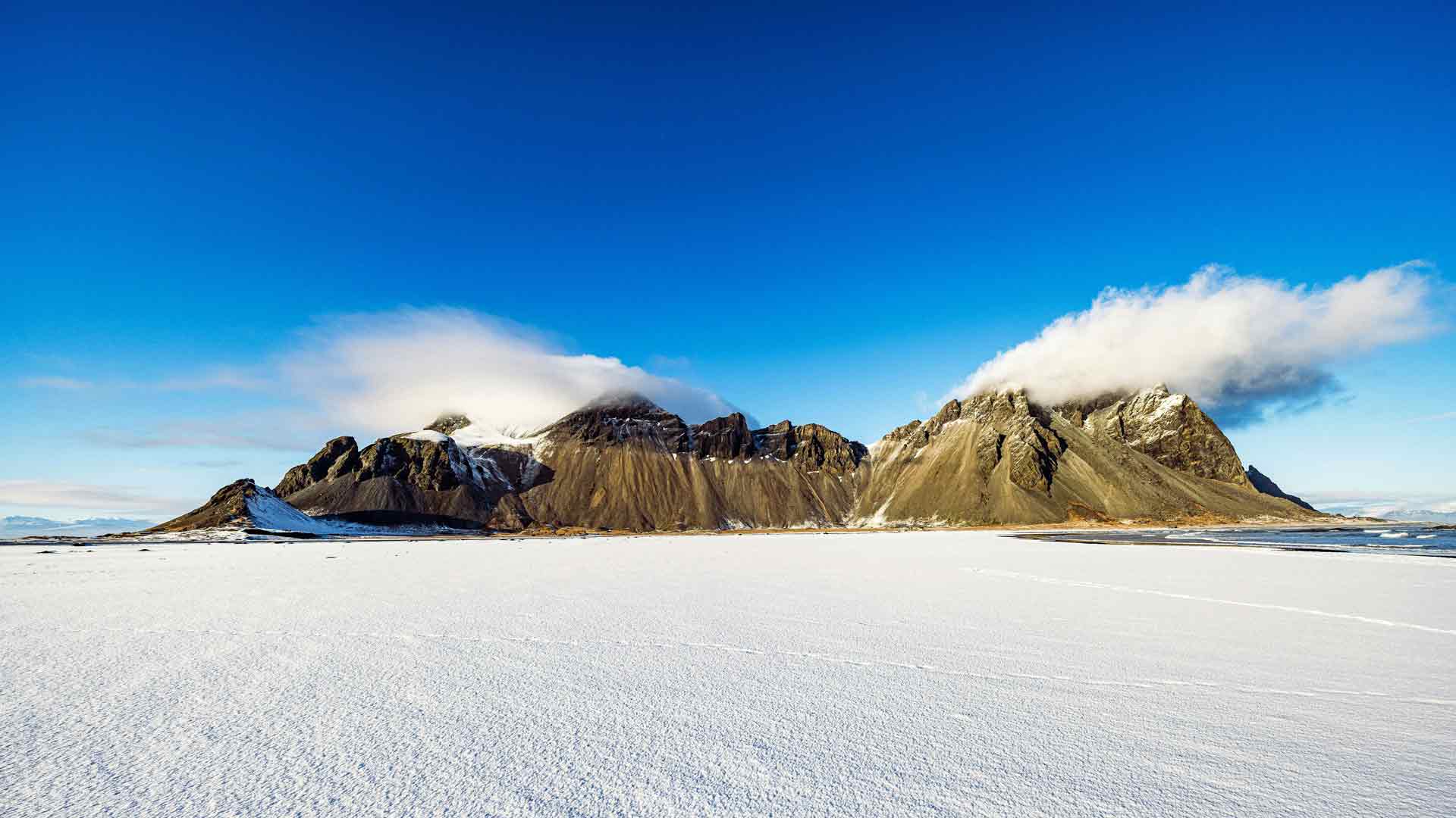 黑沙滩初雪景色海岸