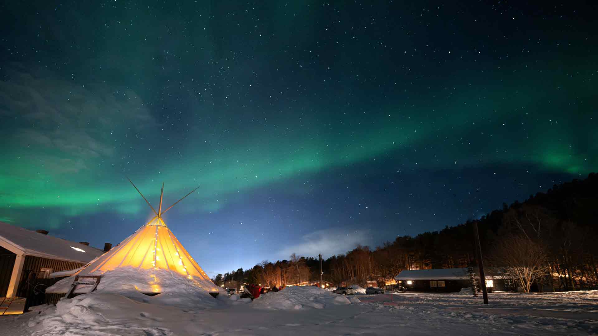 北极光下的雪村露营之夜，阿尔塔挪威